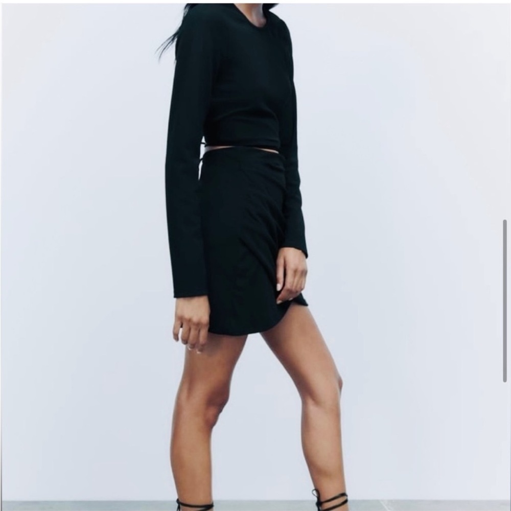 Black Open-Back Long Sleeve Crop Top with Tie Detail - Picture 2 of 11